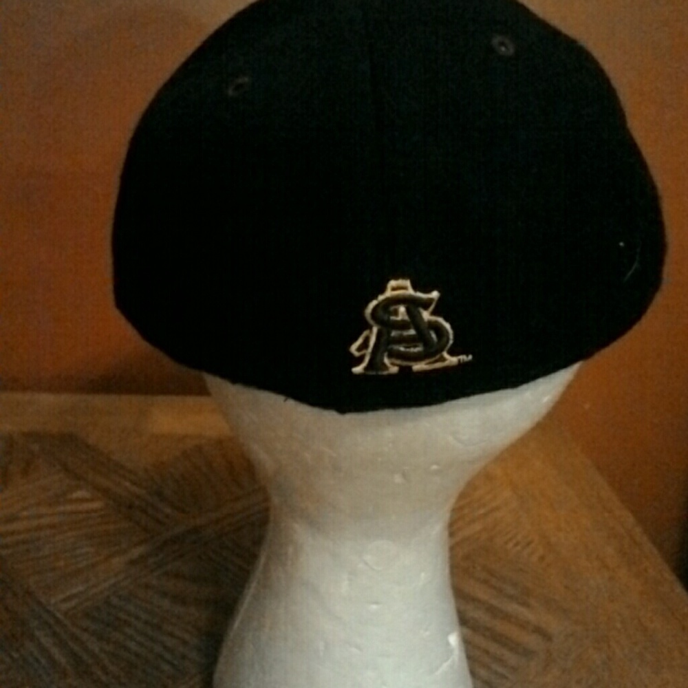Fitted hat - Picture 2 of 3